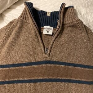 XL Men’s Zip Up Sweater. Perfect for the fall weather with its tender knitting.